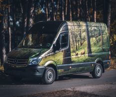 Mercedes Benz Sprinter foliert im "Deep Forest" Design in Seidenmatt